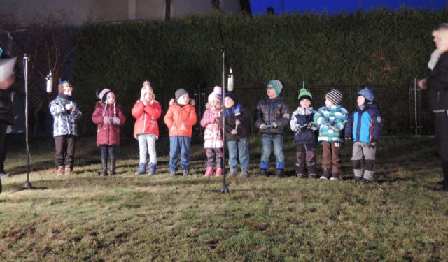 Vystoupení žáků školy a školky při rozsvěcení stromku v Mostku a v kostele u sousedů