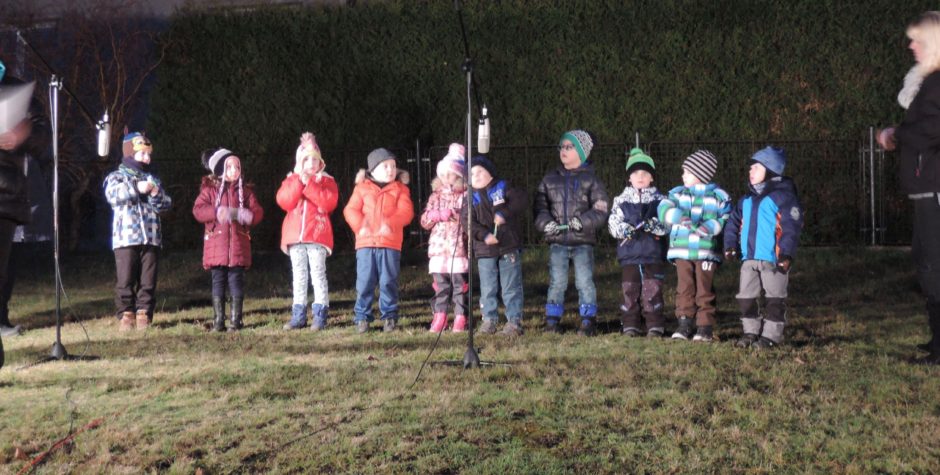 Vystoupení žáků školy a školky při rozsvěcení stromku v Mostku a v kostele u sousedů